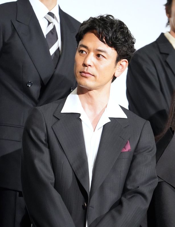 キャストの話に耳を傾ける妻夫木