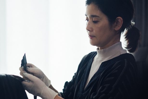 希代子の母で、1人で老舗の呉服屋を経営する美恵子を演じる石田ひかり