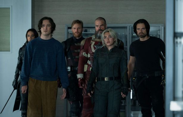 監督のジェイク･シュライアーは、「映画の冒頭で観客を驚かせ、期待を高めたかった」とビルからの降下シーンの撮影を語る