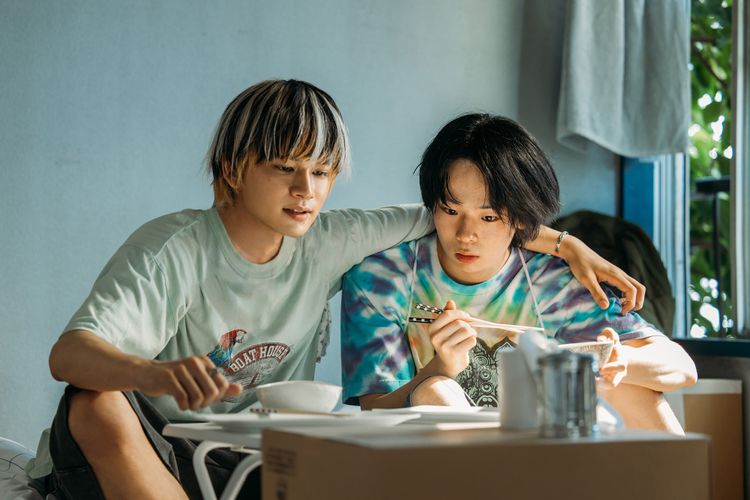 逃亡サスペンス『愚か者の身分』北村匠海×林裕太×綾野剛が魅せる“素顔”と“裏の顔”をとらえた場面写真