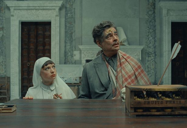 【写真を見る】メンズラグジュアリーハウス「ダンヒル」制作のパイプを持つリーズル(ミア・スレアプレトン)