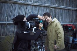 カメラのレンズを覗き込む茶目っ気たっぷりな尾上眞秀