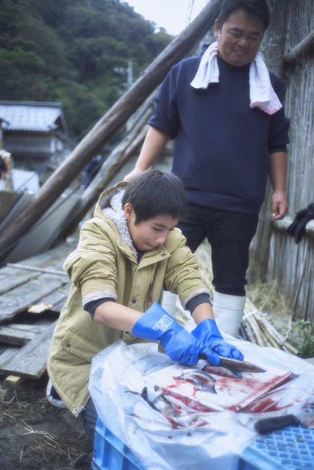 魚をさばく尾上
