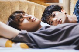 眠っているカイの横顔を隣で見つめるソウタ