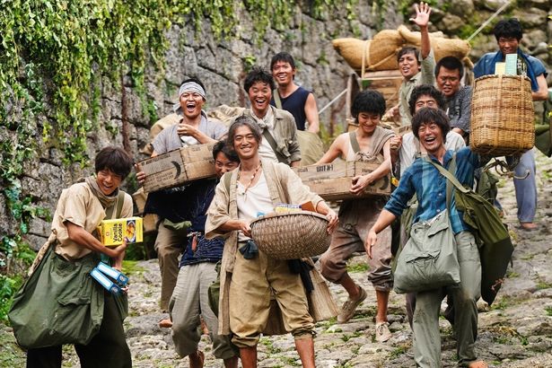 米軍基地から奪った物資を住民に分け与える“戦果アギヤー”。オンはそのリーダーであった