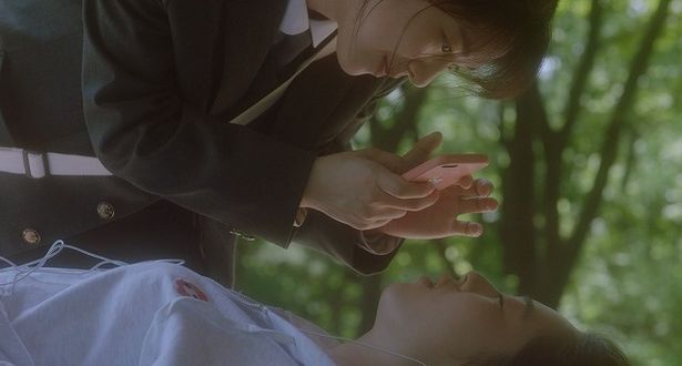 2014年4月、韓国で発生した セウォル号沈没事故を題材に2人の少女の恋模様を描く