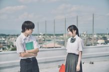 西川愛莉と武市尚士が演じる高校生の陸とまなみの入れ替わった直後で戸惑いが残る様子