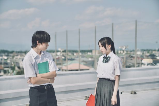 西川愛莉と武市尚士が演じる高校生の陸とまなみの入れ替わった直後で戸惑いが残る様子