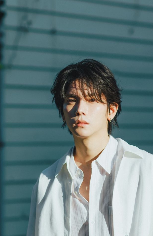 主人公、璃子とともに呪いの正体を追う元恋人役をYUを務める