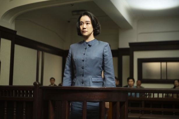 たった1日の旅で語られる“過去”とは『TOKYOタクシー』蒼井優演じる若き日のすみれを写した場面写真