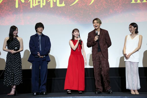 【写真を見る】橋本環奈、真っ赤なドレスで登場！大阪愛を口にした