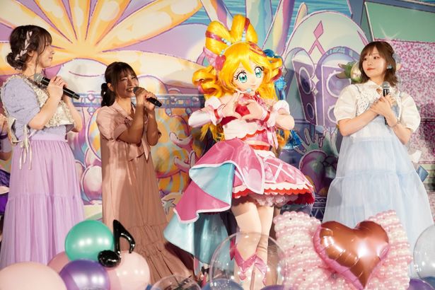 【写真を見る】『映画キミとアイドルプリキュア♪ お待たせ！キミに届けるキラッキライブ！』舞台挨拶で、決め台詞を披露！