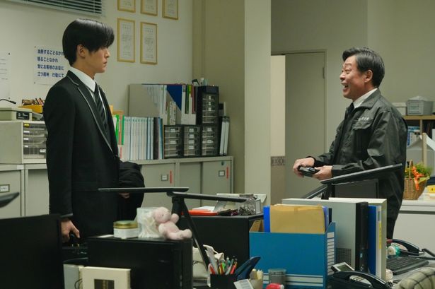 夜の事務所で話す漆原と坂東