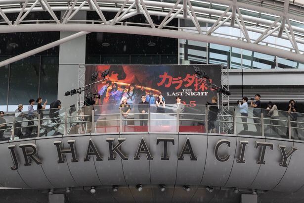 【写真を見る】JR博多駅前に橋本環奈、眞栄田郷敦、鈴木福が登場！総勢700人ものファンが詰めかけた