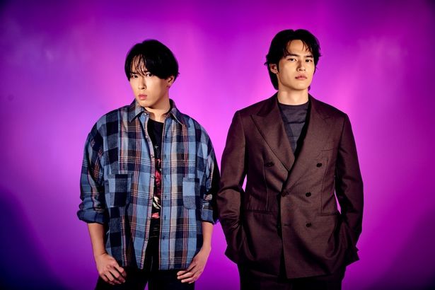 【写真を見る】クールな立ち姿を見せてくれた、水上恒司＆宮舘涼太の撮り下ろし！