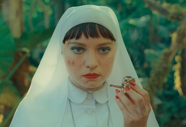 ミア・スレアプレトン演じる修道女見習いのザ・ザの一人娘リーズル