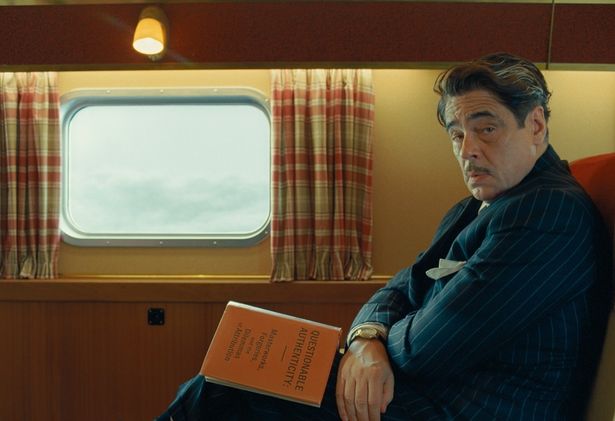 ベニチオ・デル・トロ演じる国際的な実業家で大富豪のザ・ザ・コルダ