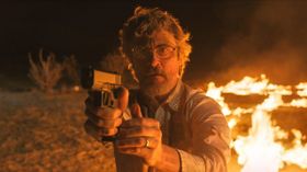 燃え盛る炎をバックにした保安官ジョー(ホアキン・フェニックス)