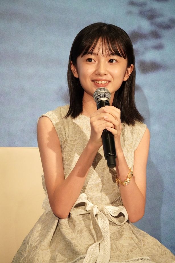 幼少期の明里を演じた白山乃愛