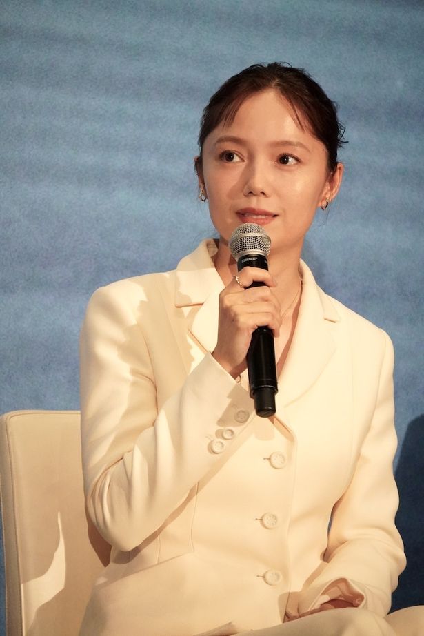 遠野貴樹が通う高校の教員を務める輿水美鳥を演じた、宮崎あおい