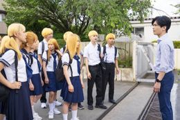 『金髪』岩田剛典が“ダサ教師”に変身!?ギャップ全開の場面写真