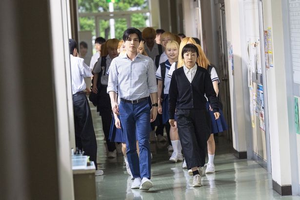 金髪となった生徒たちを引き連れて廊下を歩く市川