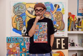 「好き」という意味の韓国手話を見せてくれている門秀彦