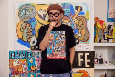 「好き」という意味の韓国手話を見せてくれている門秀彦