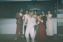 インスタントカメラで撮影された“尊すぎる”オフショットが到着した。ファンからは「ずっと仲よしでいて」との声が挙がっている