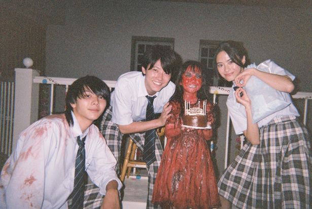 劇中では恐ろしい“赤い人”も、その素顔はかわいらしい子役！みんなで誕生日をお祝いした