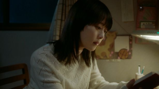 大人になった明里。彼女が読んでいるものとは