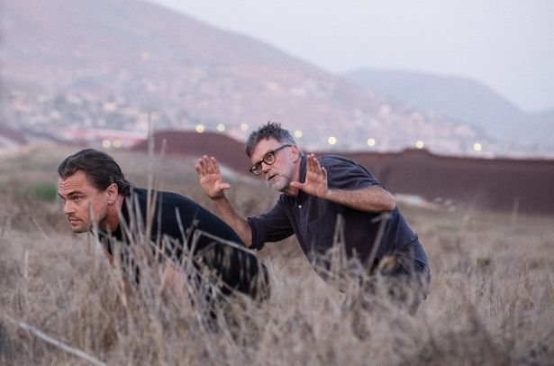【写真を見る】砂漠地帯の草原でレオナルド・ディカプリオを演出する、ポール・トーマス・アンダーソン