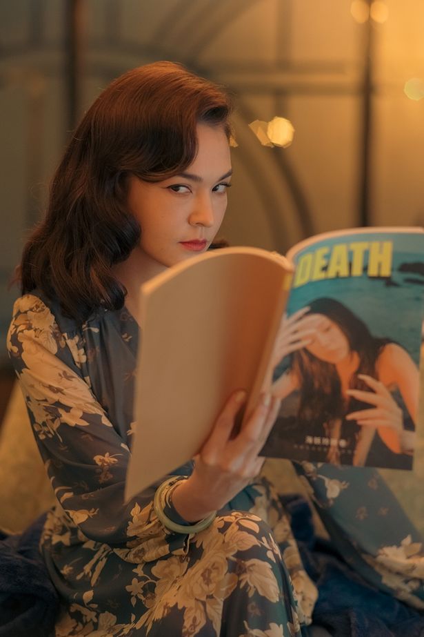 【写真を見る】チェン・カイコー監督作『空海―KU-KAI― 美しき王妃の謎』で楊貴妃役も演じた台湾の美人女優チャン・ロンロンが、笑撃の演技を披露している