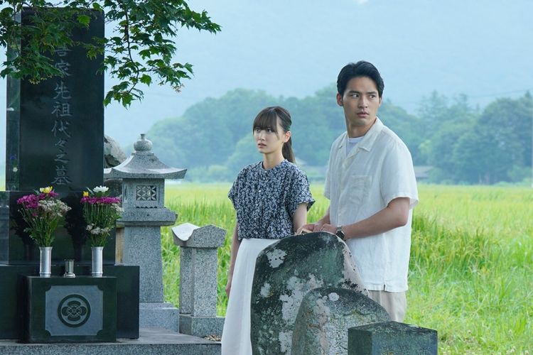 白い服の少女、名前が消された墓…“なにかがおかしい” 『火喰鳥を、喰う』約3分半の冒頭映像