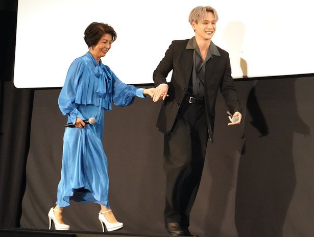 【写真を見る】会場がほっこり！優しい笑顔で見守る市毛良枝を一生懸命エスコートする、豆原一成