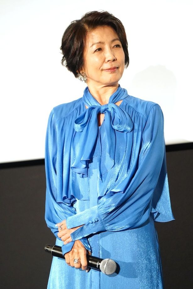 豆原を優しく見守る市毛