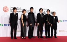 第30回釜山国際映画祭レッドカーペットセレモニーに登壇した『愚か者の身分』チーム