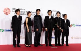 第30回釜山国際映画祭レッドカーペットセレモニーに登壇した『愚か者の身分』チーム