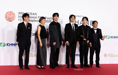 第30回釜山国際映画祭レッドカーペットセレモニーに登壇した『愚か者の身分』チーム