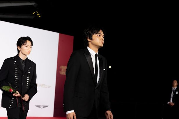 北村匠海たちがレッドカーペットを歩いた