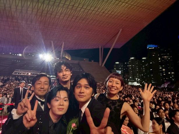 【写真を見る】北村匠海や綾野剛ら、『愚か者の身分』キャスト＆スタッフの笑顔はじける集合写真！