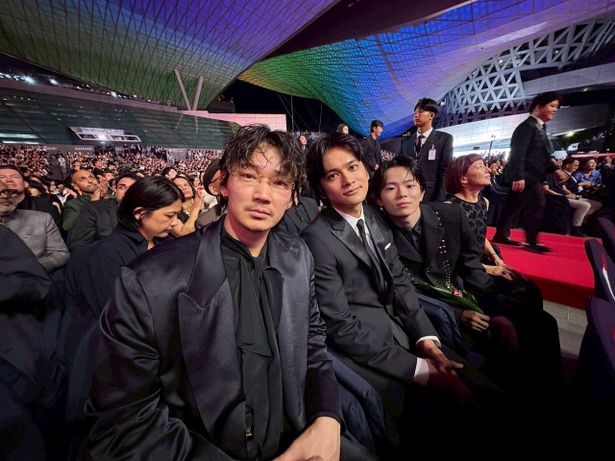 ブラックフォーマルなスーツをまとった綾野剛たち