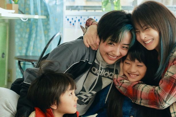 昼は母親と格闘家、夜はドラッグの売人と、北川演じる夏希の全く別の顔が切り取られている