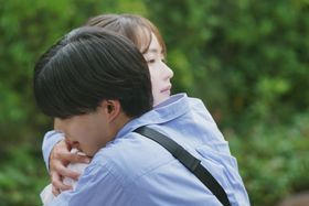 宮嶺が景を強く抱きしめるシーンを切り取った場面写真