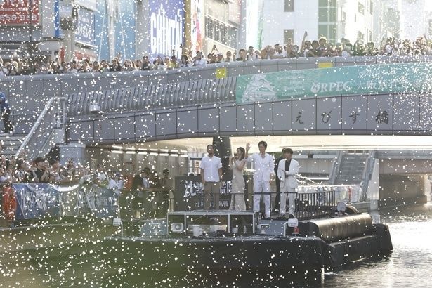 【写真を見る】大沢たかおらが黒い船で道頓堀川に上陸！『沈黙の艦隊 北極海大海戦』大阪プレミアイベント