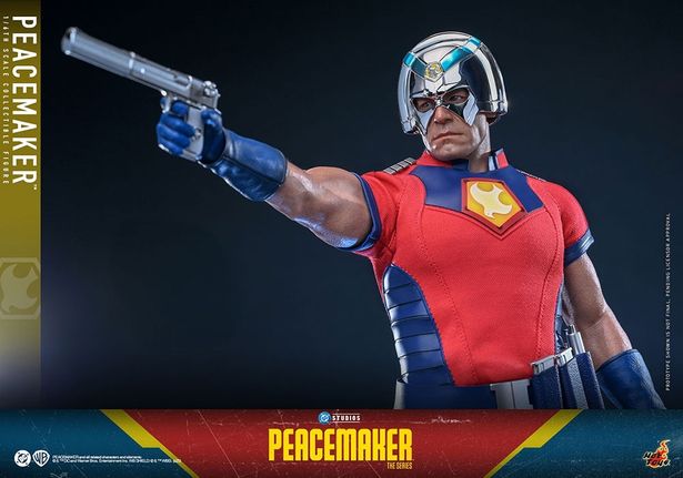 【写真を見る】ジョン・シナのマッチョボディも完全再現！ピースメイカーのフィギュアがナイスな出来栄え