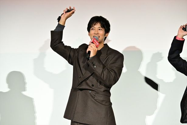 笑顔を見せる松坂桃李