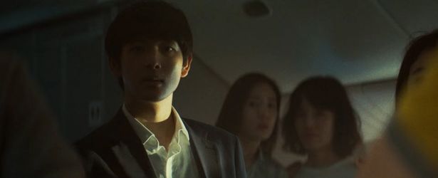 主人公の男性に付きまとう、テロリスト、ジンソクに扮する『非常宣言』