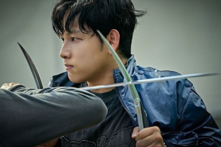 殺し屋たちの戦いを描く主演作『カマキリ』がヒット中！非実在的人物を“キャラ化”させるイム・シワンの卓越した演技力