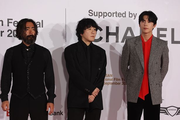 『グッドニュース』(Netflixで10月17日配信)のホン・ギョン、山田孝之、ピョン・ソンヒョン監督